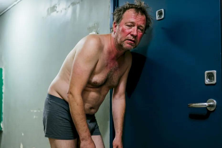 Пьяный житель Тольятти, которого в одних трусах выставила за дверь жена, укусил за бедро полицейского