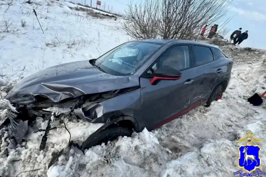 В Самарской области китайский кроссовер вылетел с дороги, ударившись о &laquo;Калину&raquo; - фото