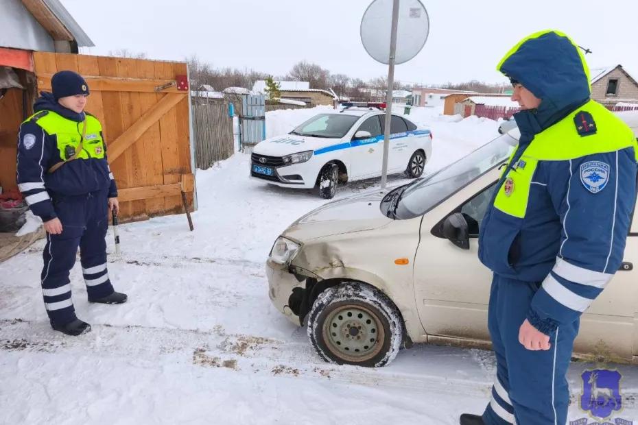 В Самарской области пенсионер на &laquo;Калине&raquo; отправил Скорую помощь в кювет и скрылся: что известно на данный момент