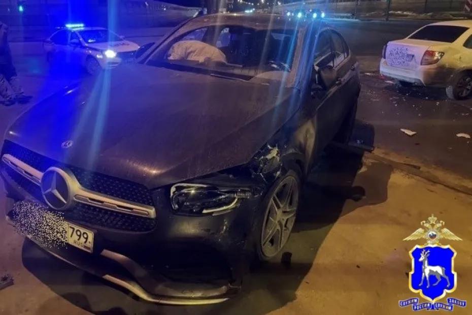 На Аэропортовском шоссе в Самаре столкнулись LADA Granta и Mercedes-Benz GLC - пострадал один человек