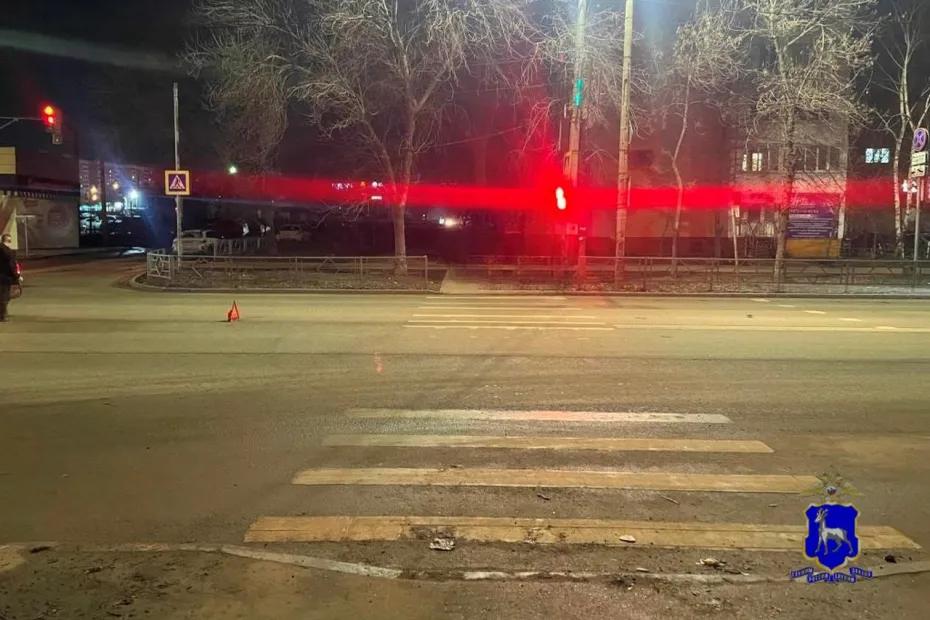 В Самаре кроссовер сбил девушку, которая переходила дорогу на красный свет - появились подробности