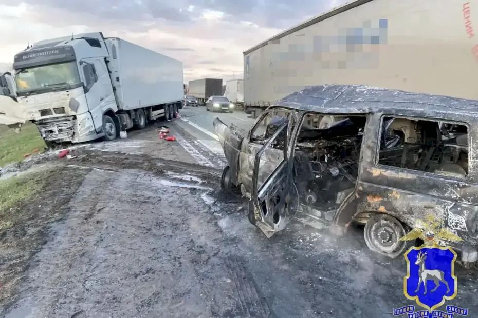 Внедорожник врезался в грузовик и сгорел на трассе М-5 в Самарской области