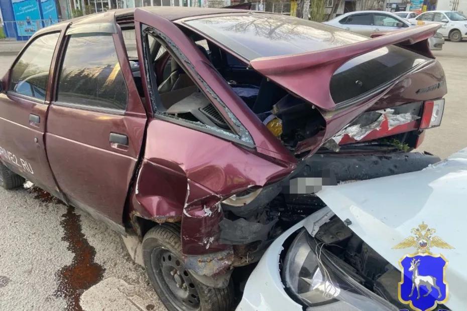 В Самаре при столкновении двух легковушек пострадал один из водителей - фото