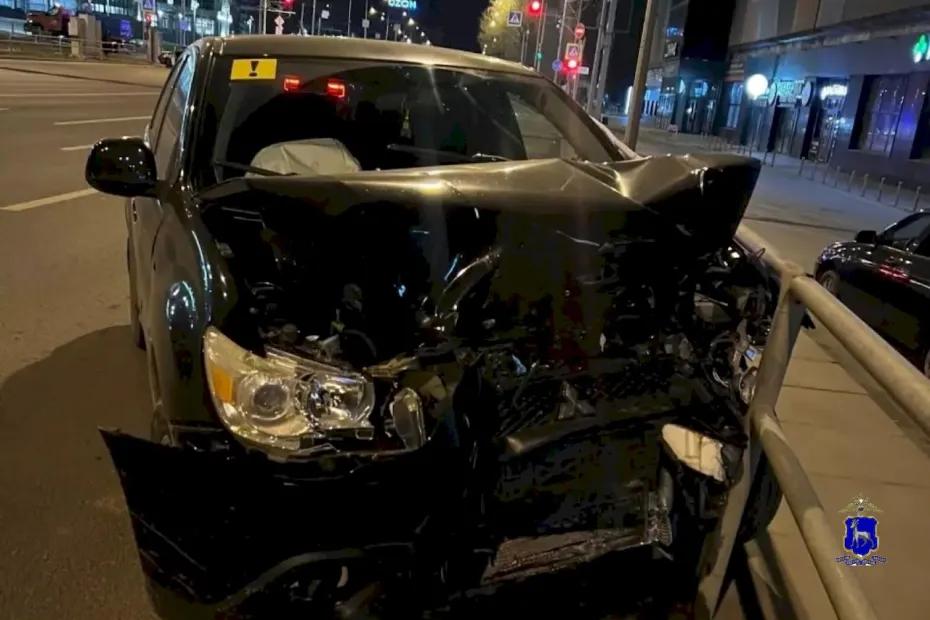 В Самаре кроссовер &laquo;Митсубиси&raquo; врезался в &laquo;Гранту&raquo; и отлетел в дорожное ограждение: что произошло