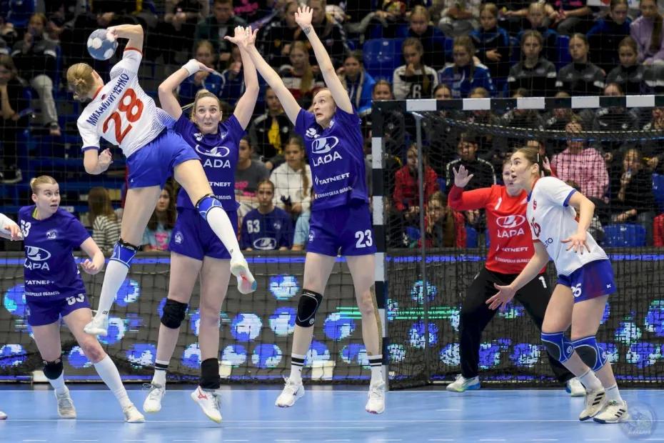 Гандбольная &laquo;Лада&raquo; дома проиграла второй матч серии плей-офф