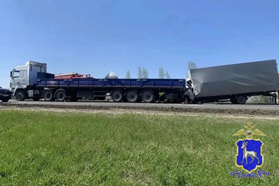 В Самарской области погиб водитель ГАЗели, врезавшись в МАЗ - фото