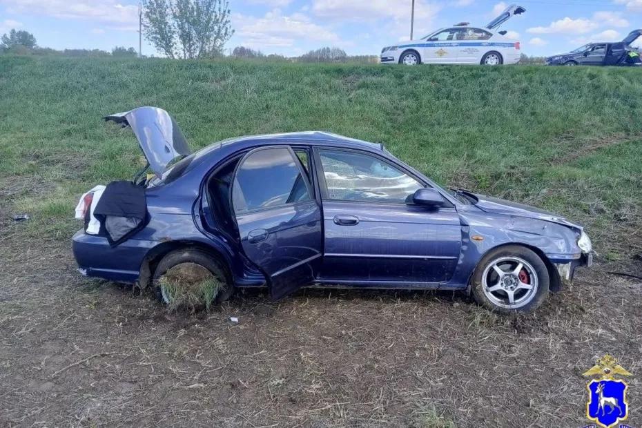 В Самарской области 18-летний водитель на иномарке вылетел в кювет и опрокинулся