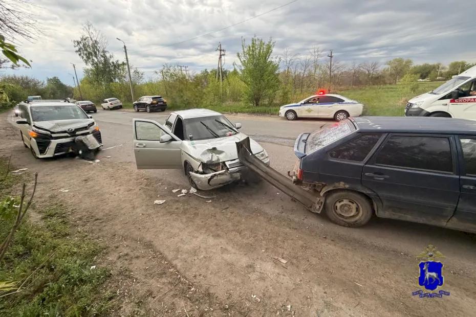 Водитель минивэна устроил аварию с двумя легковушками в Самарской области