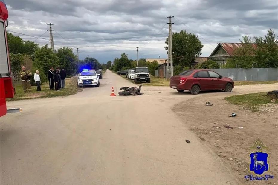 В Самарской области водитель эндуро-мотоцикла без прав пострадал в столкновении с легковушкой