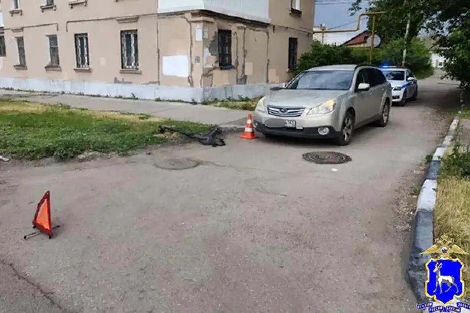 В Самарской области 12-летний мальчик на электросамокате врезался в Subaru
