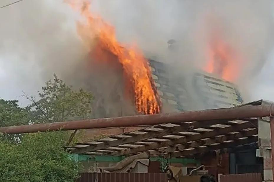 Утром в среду в селе под Тольятти тушили дом и хозпостройки на площади 130 квадратных метров: что известно на данный момент