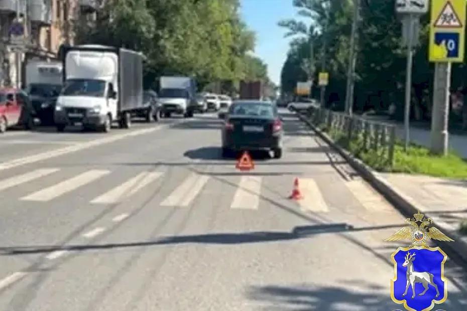 В Самаре &laquo;Гранта&raquo; сбила на переходе мужчину и женщину - фото
