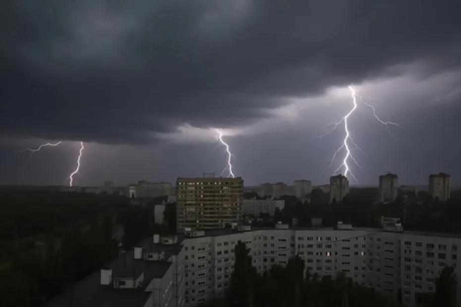 Ливень с градом ожидается в Самарской области днем в понедельник