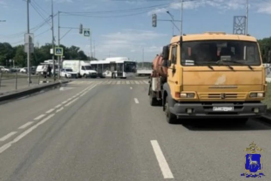 В Самаре 23-летний водитель электросамоката попал под КАМАЗ