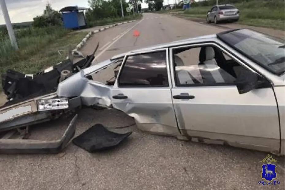 В Самарской области водитель вазовской &laquo;семерки&raquo; попал в больницу, столкнувшись с &laquo;девяткой&raquo; - последние новости