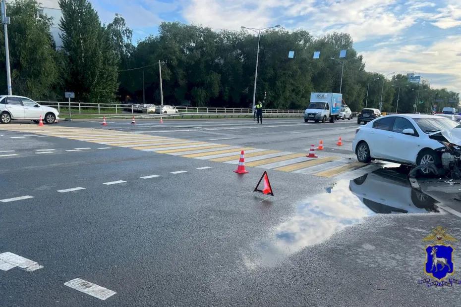 В Самаре &laquo;Мазда&raquo; врезалась в стоящую &laquo;Гранту&raquo; - пострадала пассажирка отечественного автомобиля