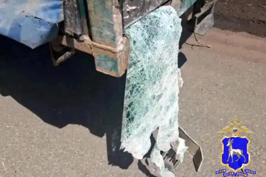 В Тольятти &laquo;Гранта&raquo; влетела в идущий впереди грузовик, оставив на нем лобовое стекло - фото