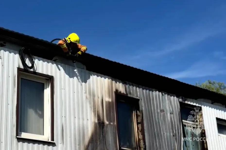 В Тольятти во время сварочных работ загорелся фасад административного здания