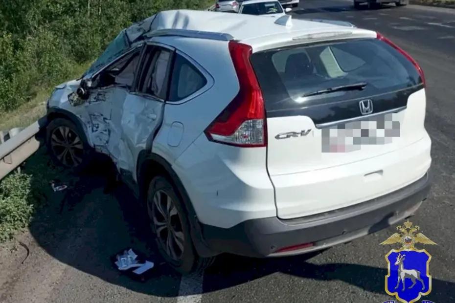 Под Самарой грузовик выехал на встречную полосу и врезался в легковушку