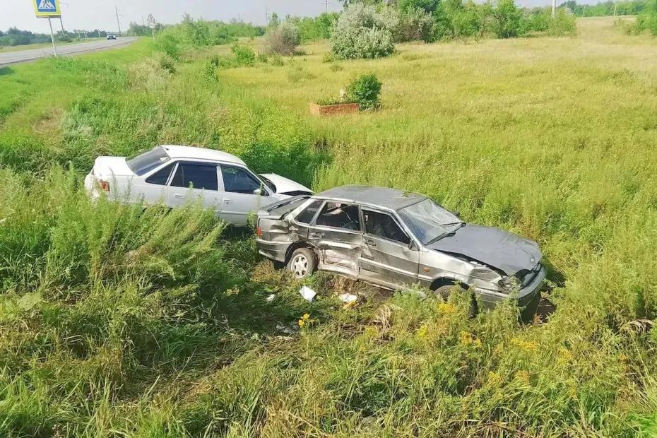 Три человека пострадали в столкновении двух легковушек в Самарской области: что произошло
