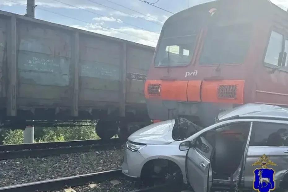 В Самарской области в столкновении с поездом погиб пассажир кроссовера - последние новости