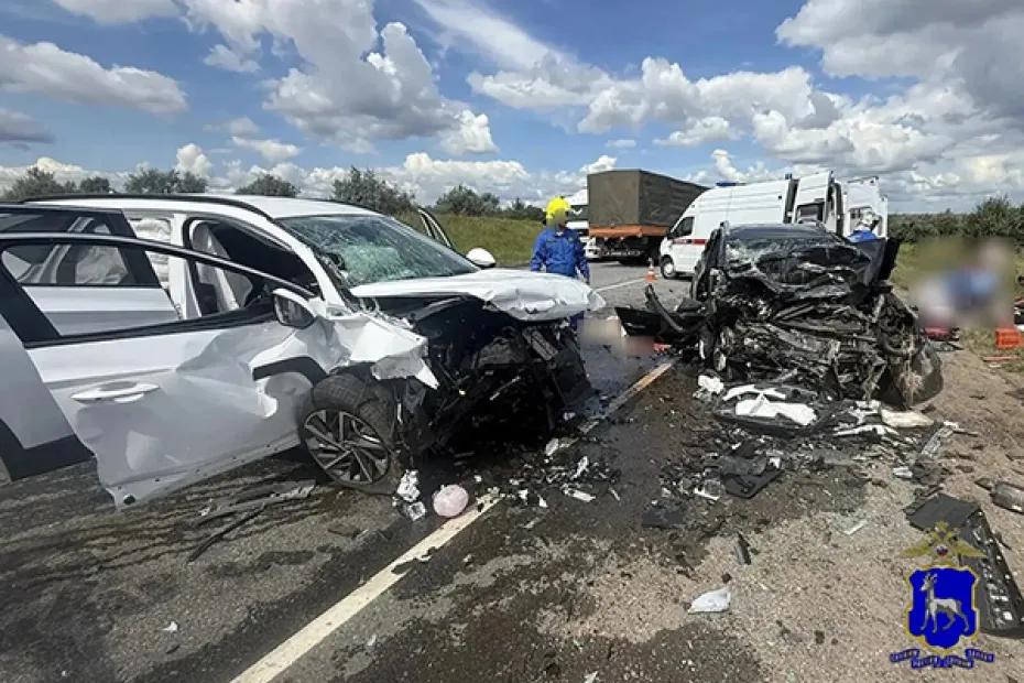 Два человека погибли и пять пострадали при столкновении Geely и Hyundai в Самарской области - фото