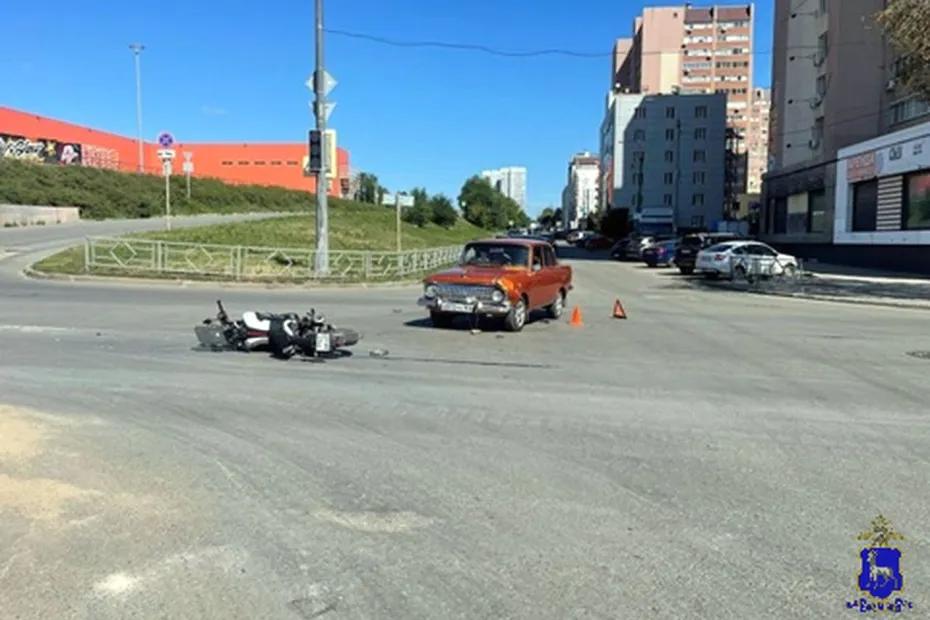 В Самаре старенький &laquo;Москвич&raquo; сбил мотоциклиста: что известно на данный момент