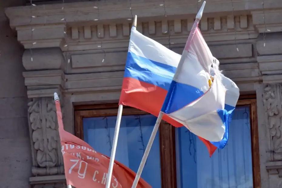 В Самаре шторм повредил флаги на здании Дворца детского творчества