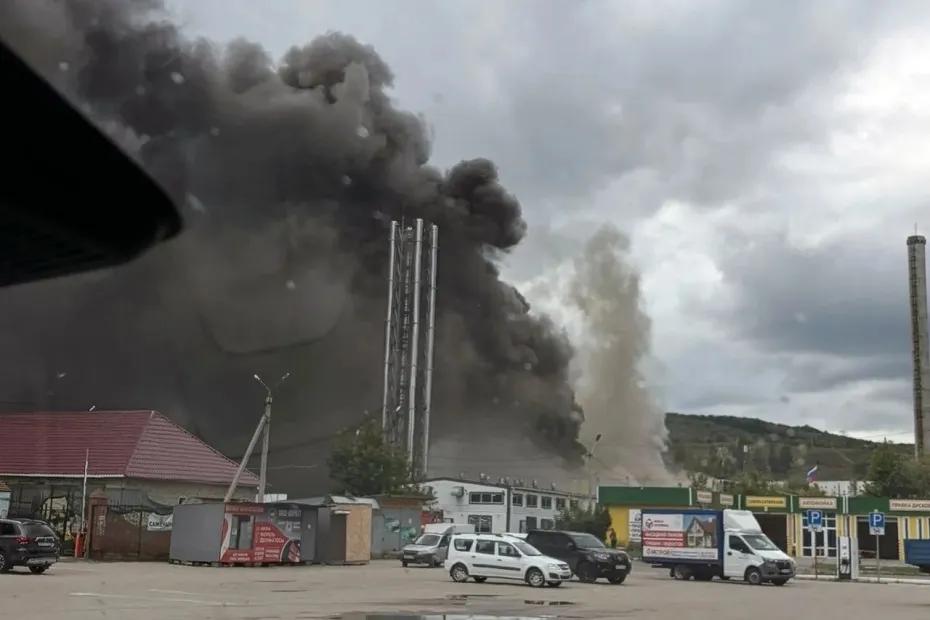 В Самарской области 49 человек тушат пожар в магазине стройматериалов - фото