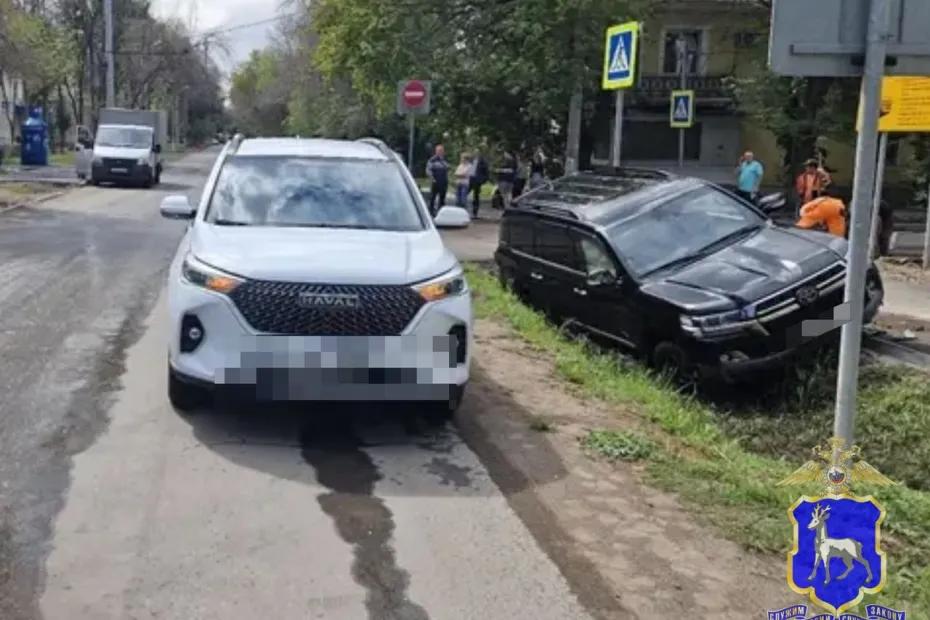 В Самаре японский внедорожник вылетел с дороги, ударившись о китайский кроссовер