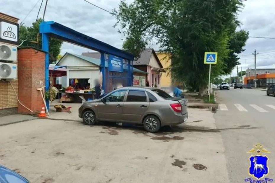 В Самарской области водитель не поставила машину на тормоз и сбила пенсионера на тротуаре: что известно на данный момент