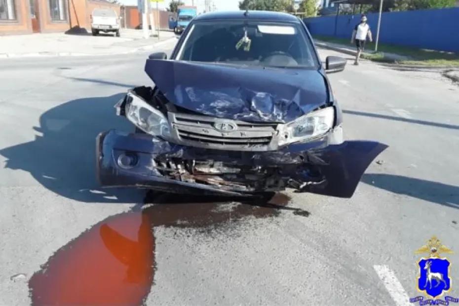 В Самарской области на перекрёстке LADA Granta протаранила Renault Sandero - появились подробности
