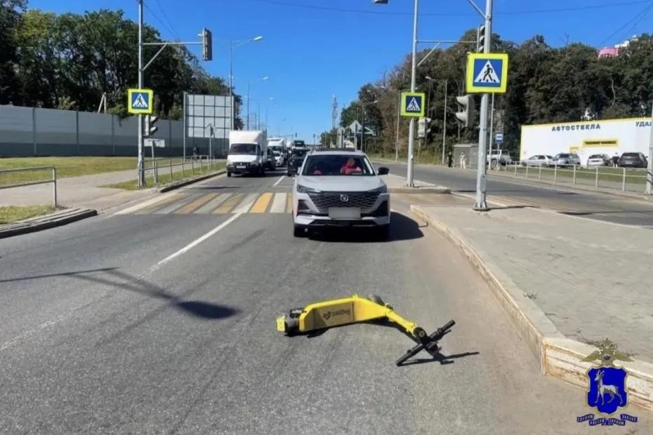 В Самаре 14-летний подросток на электросамокате попал под колеса кроссовера