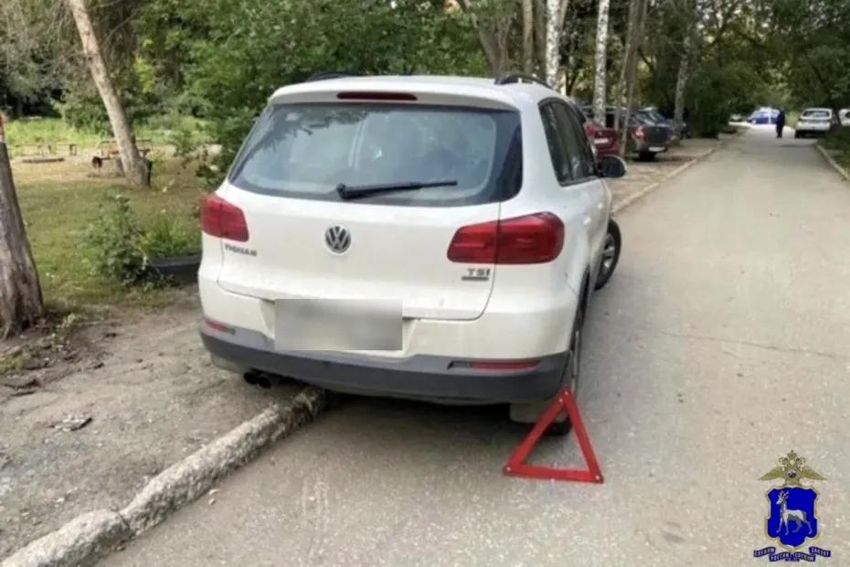 В Самаре пенсионерка попала под колеса кроссовера во дворе дома: что известно на данный момент