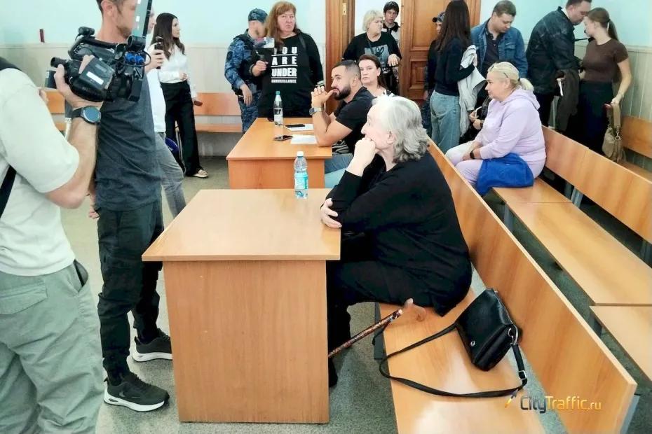 Екатерина Тархова попросила суд узнать, зачем ее подельница под домашним арестом общается с разыскиваемыми родственниками: что известно на данный момент