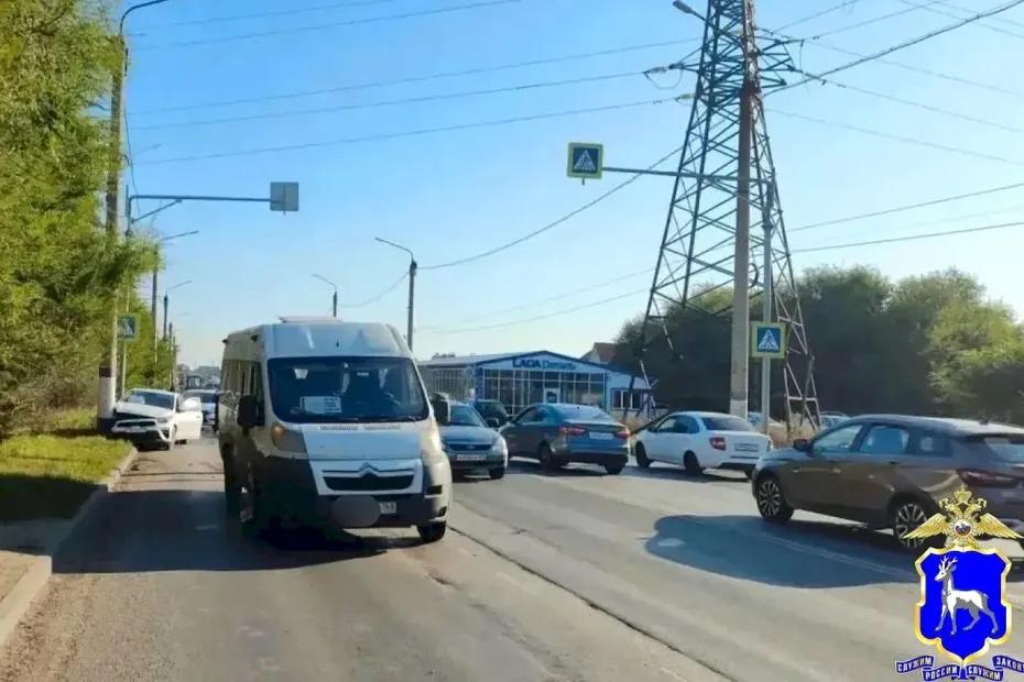 В Самарской области легковушка с 5-летней девочкой отлетела в столб ЛЭП от удара о микроавтобус
