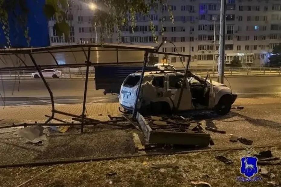 В Самаре пьяный водитель на легковушке снес остановку у метро - фото