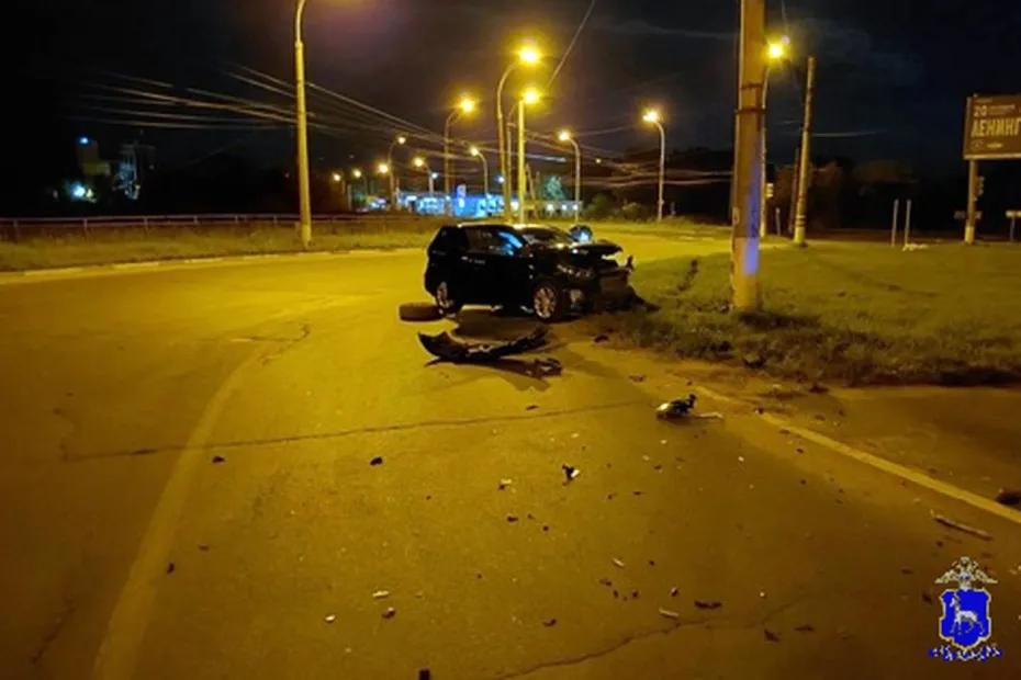 В Тольятти кроссовер врезался в столб - пострадали два человека