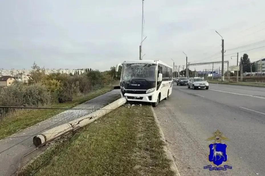 Автобус врезался в световую опору в Самарской области: что произошло