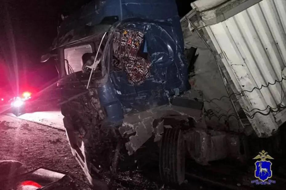 На автодороге в Самарской области тягач Mercedes врезался в Scania: что произошло