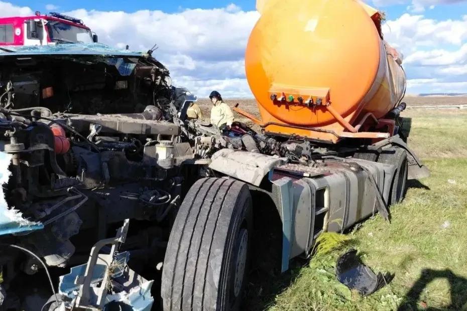 На трассе М-5 под Самарой опрокинулась автоцистерна, водитель погиб