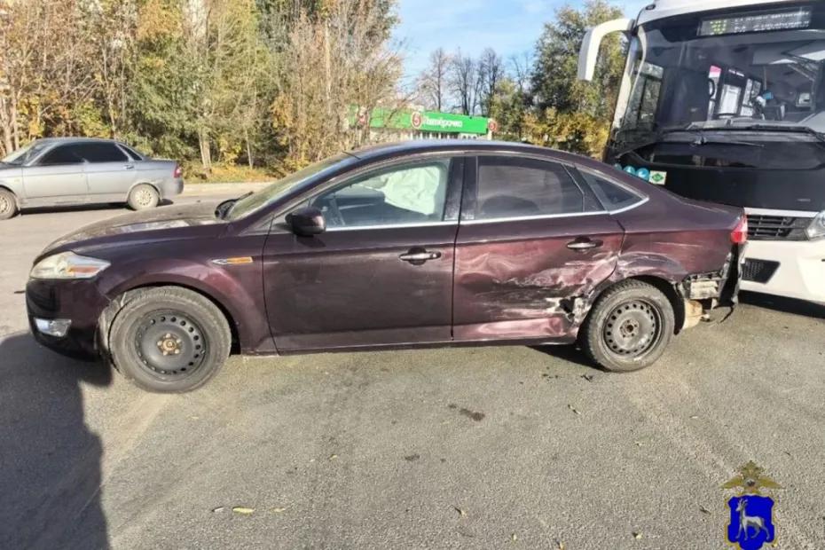 В Сызрани Ford ударился о Hyundai и отлетел в автобус - появились подробности
