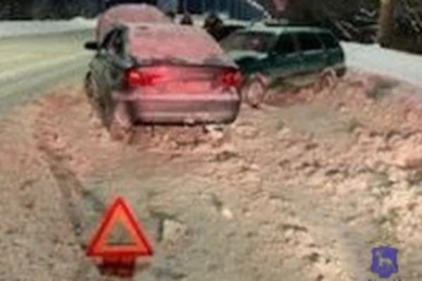 В Самаре &laquo;Фольксваген&raquo; после столкновения с &laquo;Вестой&raquo; отлетел в 18-летнего пешехода