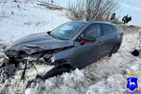 В Самарской области китайский кроссовер вылетел с дороги, ударившись о &laquo;Калину&raquo; - фото