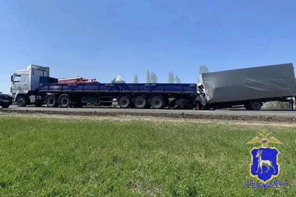 В Самарской области погиб водитель ГАЗели, врезавшись в МАЗ - фото