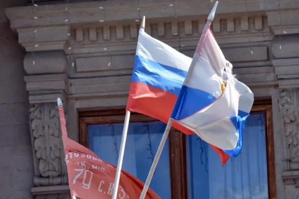 В Самаре шторм повредил флаги на здании Дворца детского творчества