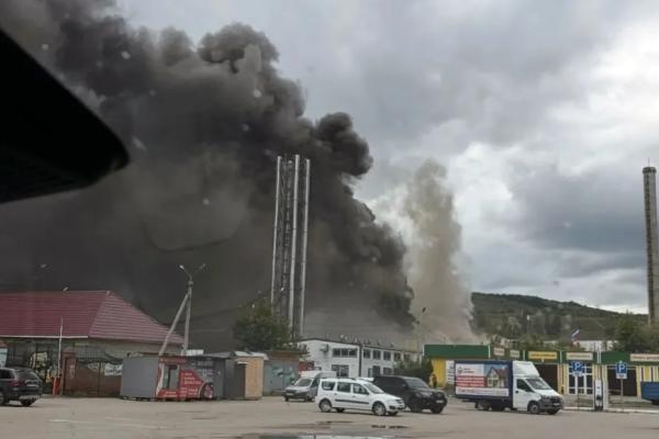 В Самарской области 49 человек тушат пожар в магазине стройматериалов - фото