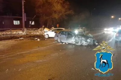 Два человека попали в больницу после столкновения трех автомобилей в Самаре