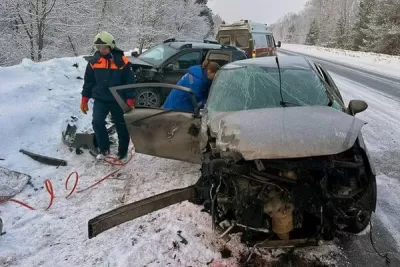 Три человека пострадали в столкновении двух автомобилей в Самарской области