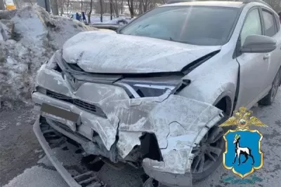 Взрослый и двое подростков пострадали в столкновении двух автомобилей в Самаре